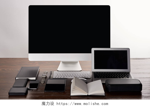 木质的桌子上的电子产品单块电脑与各种小工具上的木桌上隔离在灰色